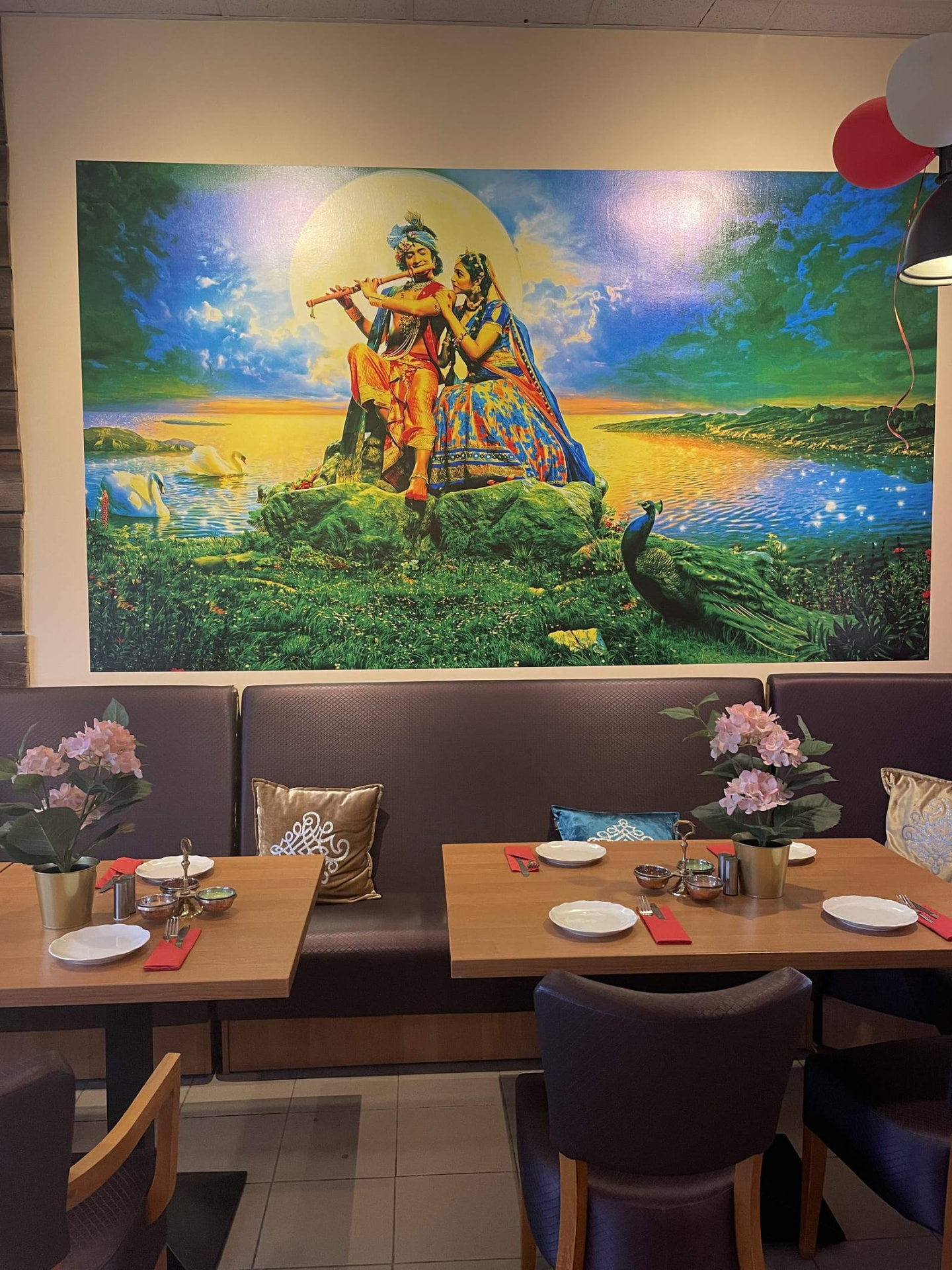 Cała ściana restauracji pokryta grafiką, druk ścienny UV