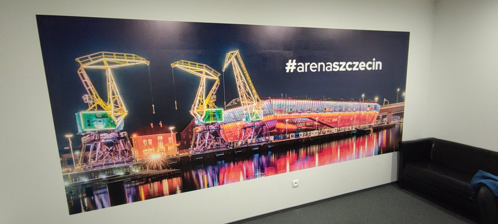Panorama miasta wydrukowana na ścianie pomieszczenia biurowego