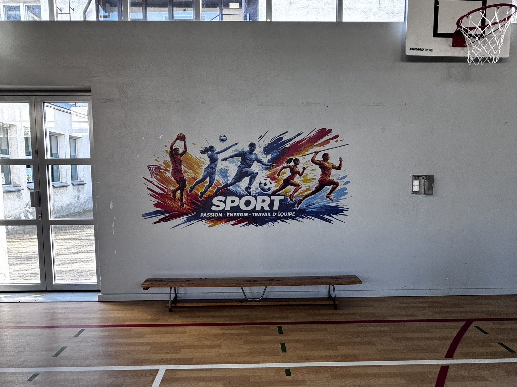 Grafika sportowa wydrukowana na ścianie sali gimnastycznej